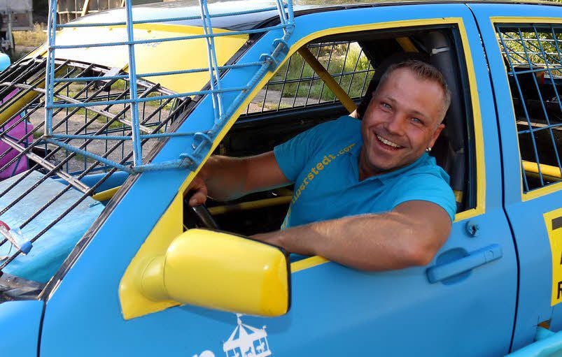 Fahrer Maik Hammer präsentiert sein Fahrzeug.