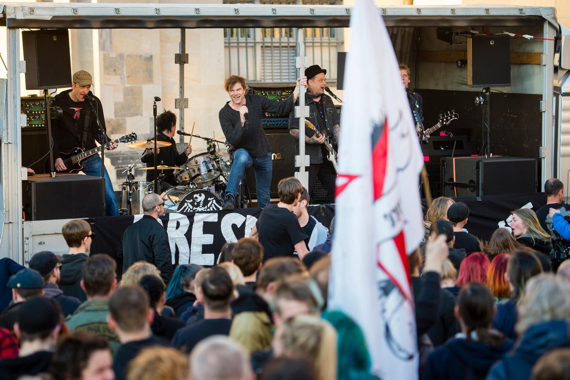 Toten Hosen fuhren am Montagabend auf einem Lastwagen vor der Frauenkirche in Dresden vor.