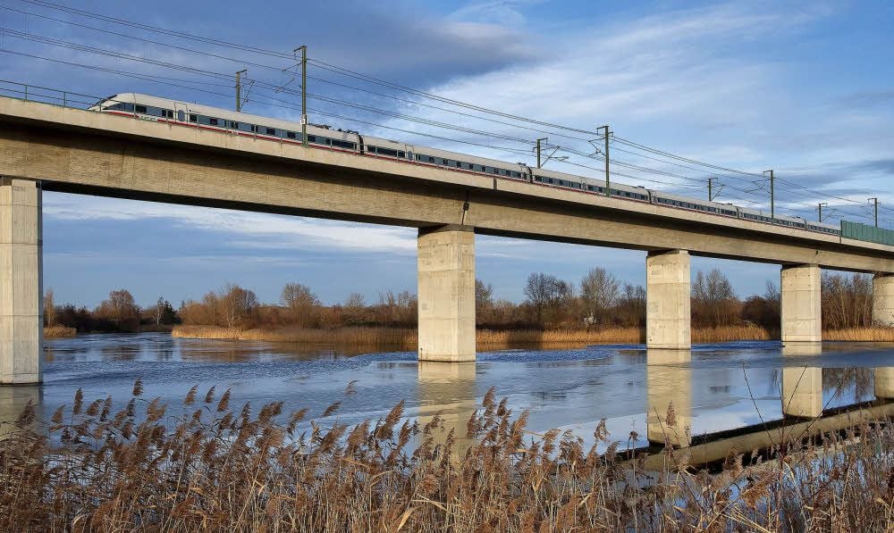 Bei Schkopau stehen die Pfeiler der über acht Kilometer langen Saale-Elster-Talbrücke mitten im Rattmannsdorfer Teich.