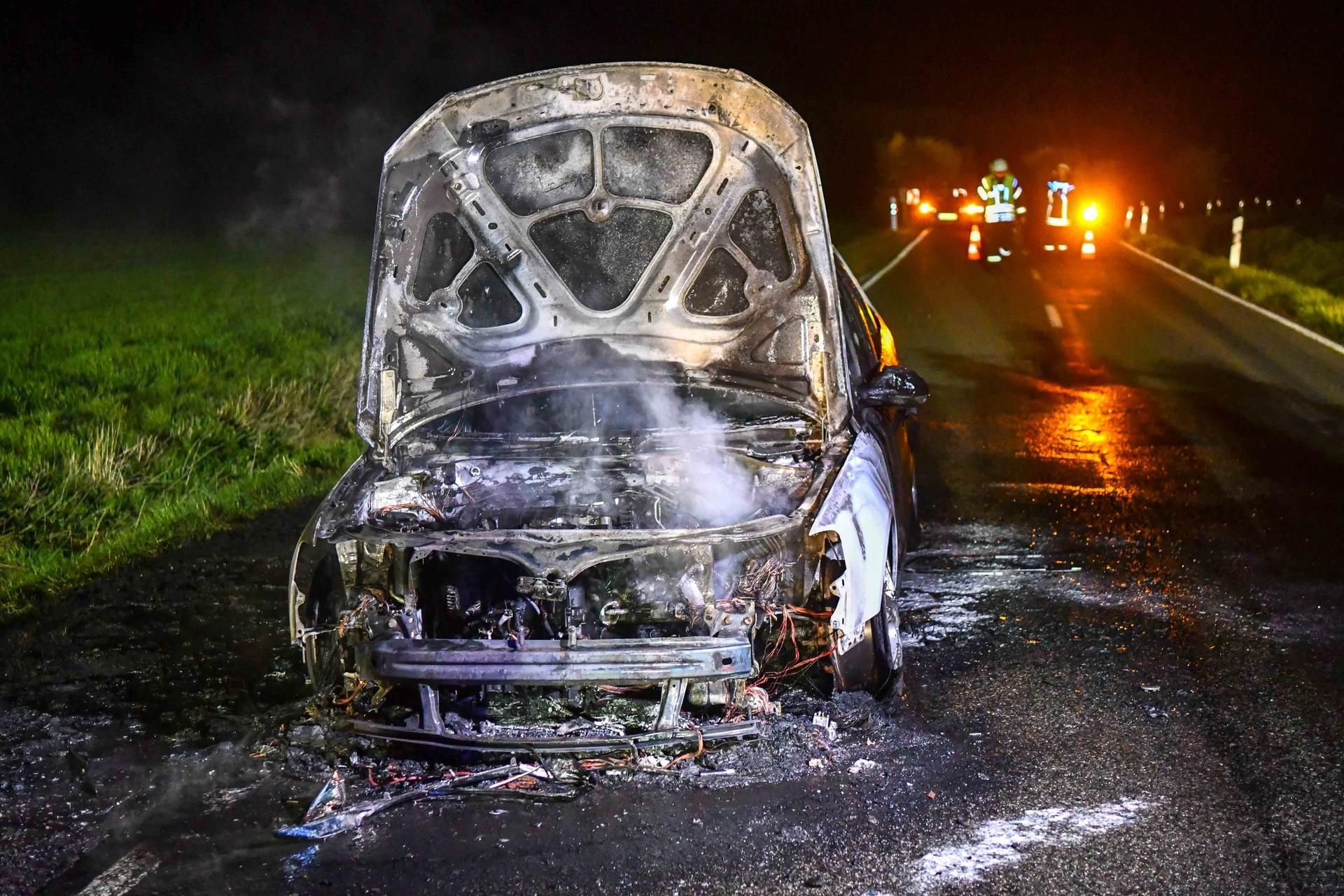 Das vollständig ausgebrannte Auto steht auf der Verbindungsstraße zwischen Meseberg und Groß Ammensleben im Landkreis Börde.