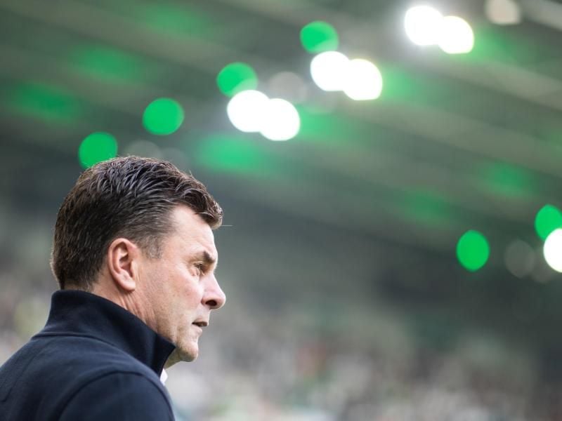 Gladbachs Trainer Dieter Hecking hat gegen Bremen mit Personalwechseln überrascht. Foto: Marcel Kusch