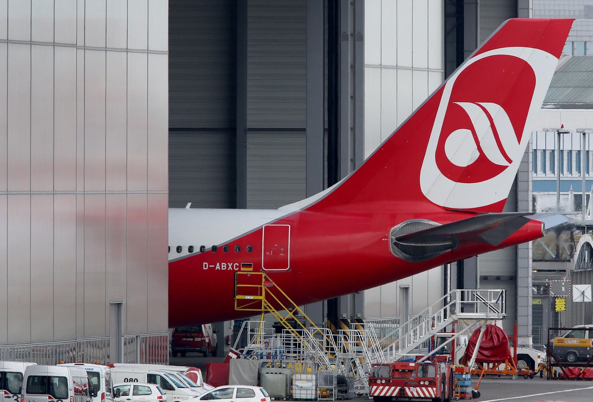 Ein Flugzeug von Air Berlin steht in der Wartungshalle des Flughafens in Düsseldorf