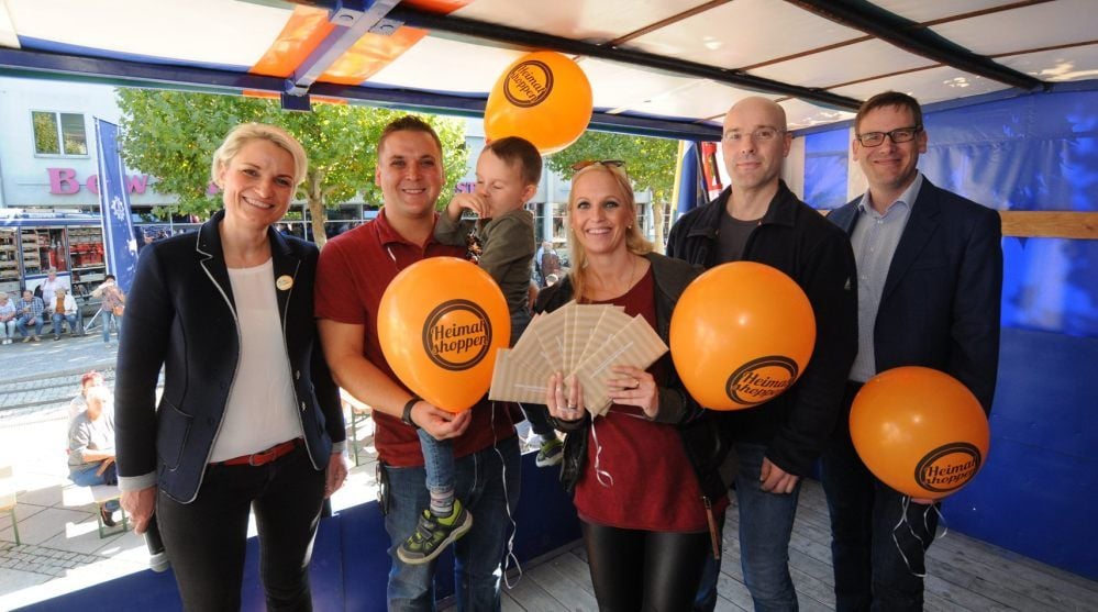 Marcus Brödner mit Sohn Philipp und Ehefrau Nadine sind Naumburgs Heimatshopper mit dickem Gewinn: Einkaufsgutscheine im Wert von 1000 Euro. Citymanagerin Sylvia Kühl (l.) Andreas Hünerbein (Innenstadtverein) und Detlef Apel (Technische Werke/r.) gratulieren.