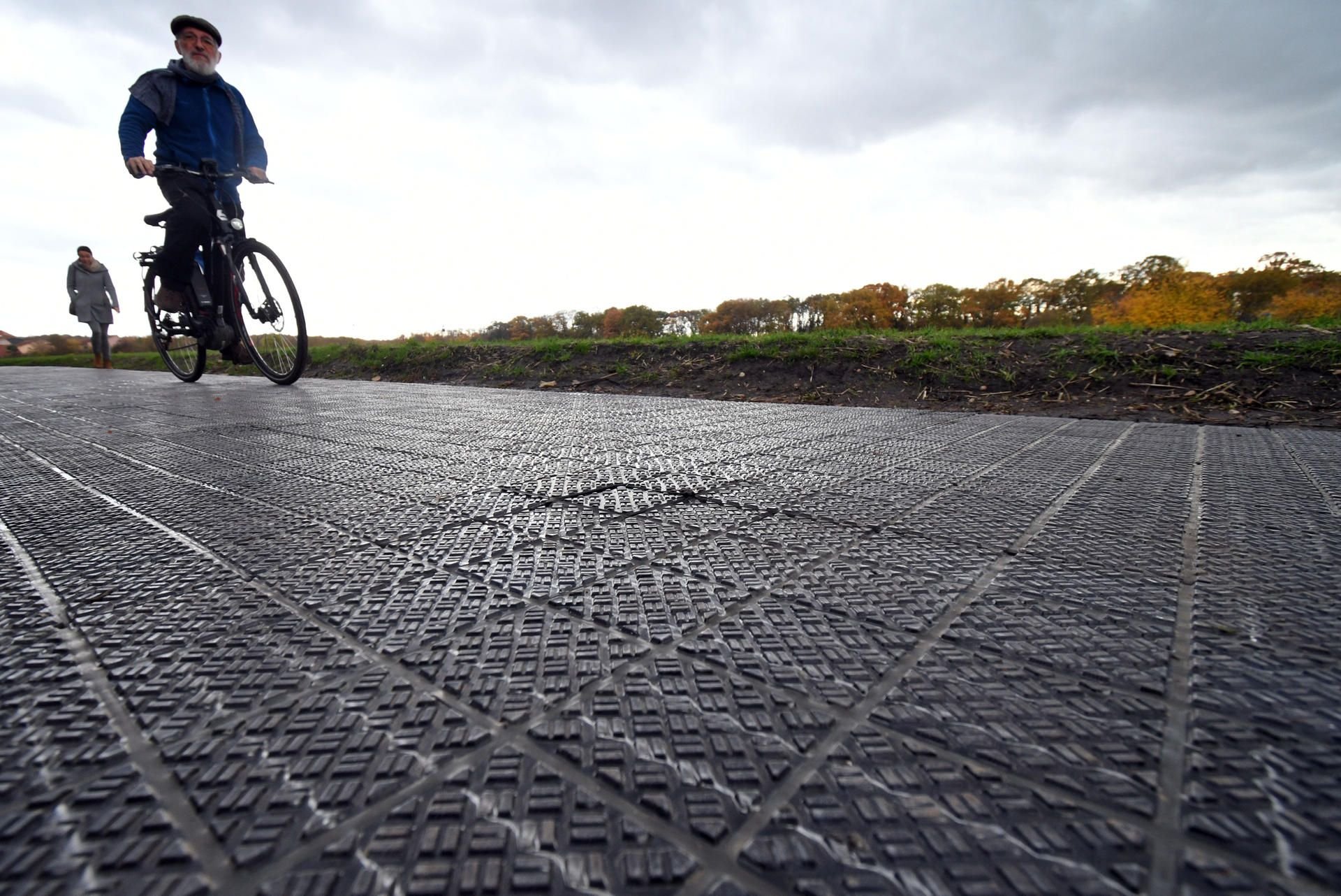 Ein Radfahrer ist auf dem ersten Solarradweg Deutschlands unterwegs.