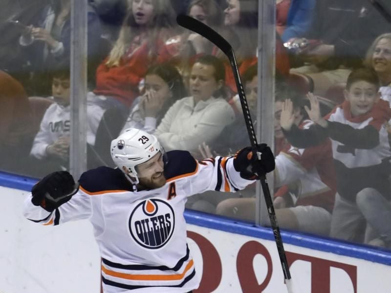 Leon Draisaitl wurde als erster deutscher Eishockey-Spieler zum wertvollsten Spieler in der amerikanischen Profiliga NHL gewählt. Foto: Lynne Sladky/AP/dpa