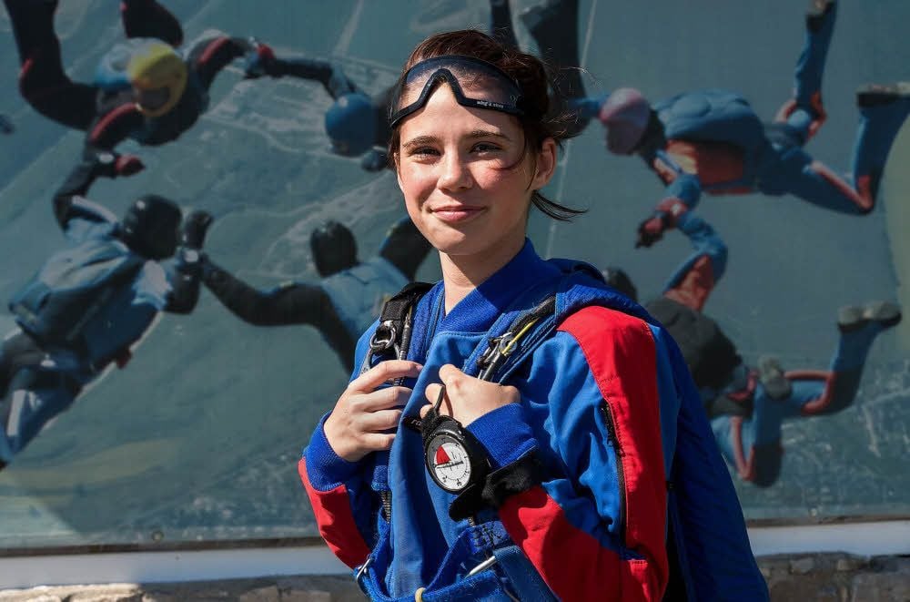 Die gerade einmal 14 Jahre alte Alina Marx lernt beim Fallschirmsportverein Merseburg das Einmaleins des Springens.