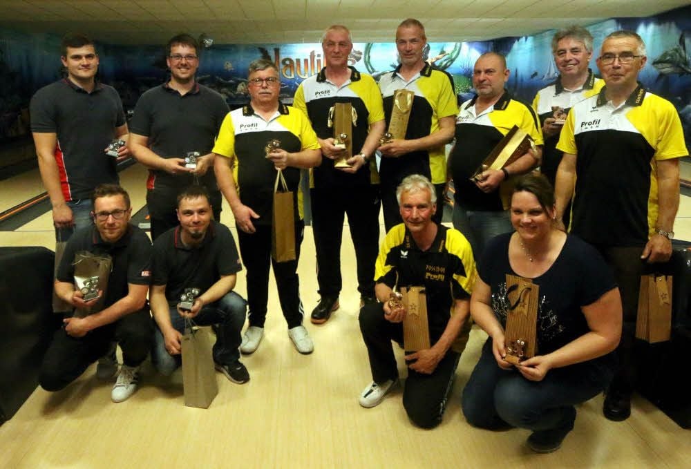 Das erste Bowling-Benefizturnier zugunsten der José Carreras Leukämie-Stiftung in Jessen ist Geschichte. Die erste Mannschaft vom Jessener SV 53 hat gewonnen, vor Empel Elster (links) und der zweiten JSV-53-Mannschaft (rechts).