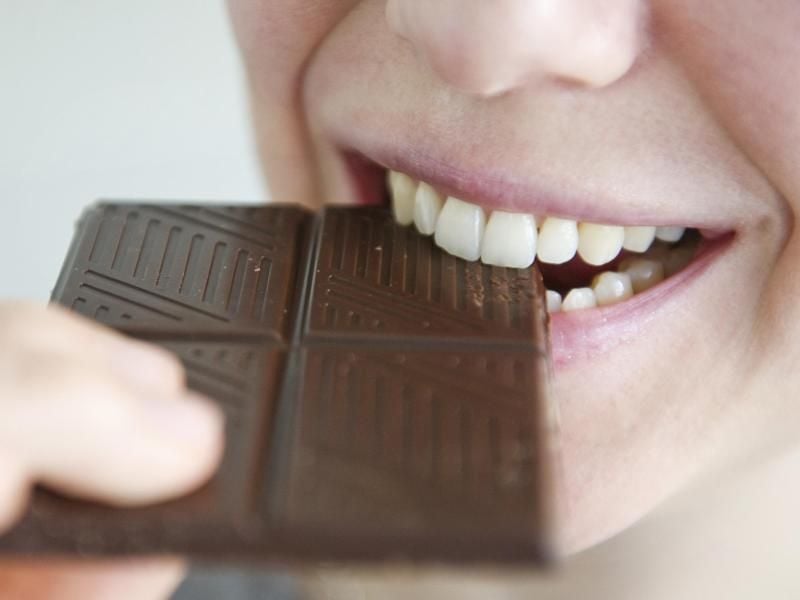 Ernährungsexperten raten, beim Essen auf die eigene Intuition zu hören. „Böse” Lebensmittel wie Schokolade gibt es demnach nicht. Foto: Franziska Gabbert/dpa-tmn