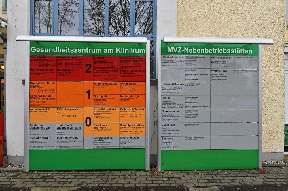 Eine große Übersichtstafel weist Patienten den Weg.