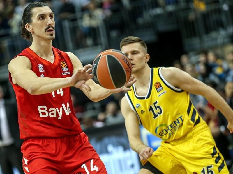 Nihad Djedovic (l) ist der neue Kapitän des Bayern München. Foto: Andreas Gora/dpa