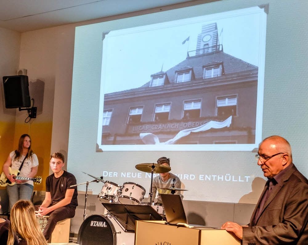 Schulleiter Bernd Ludlei zeigt alte Fotos und spricht über die Geschichte des Gymnasiums - soweit bekannt.