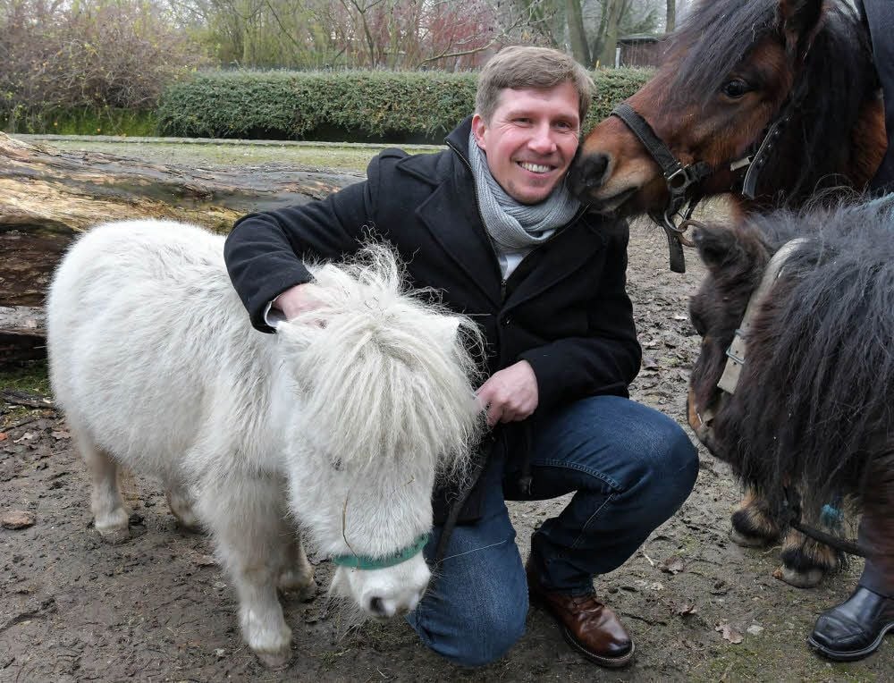 Schnuppern am Neuen: Fotoshooting mit Tierparkchef Jan Bauer an seinem ersten Arbeitstag.