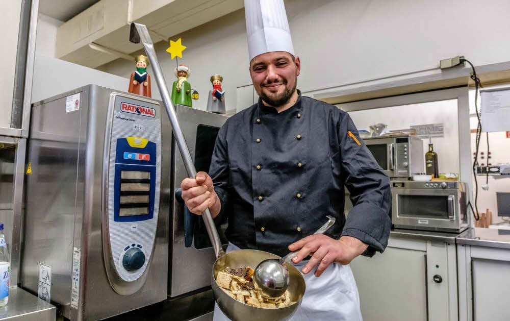 Viele selbst gebackene Weihnachtsplätzchen passen in die Vier-Liter-Kelle von Michael Hackbarth. Er kocht im Kartoffelgasthaus Cobbelsdorf.