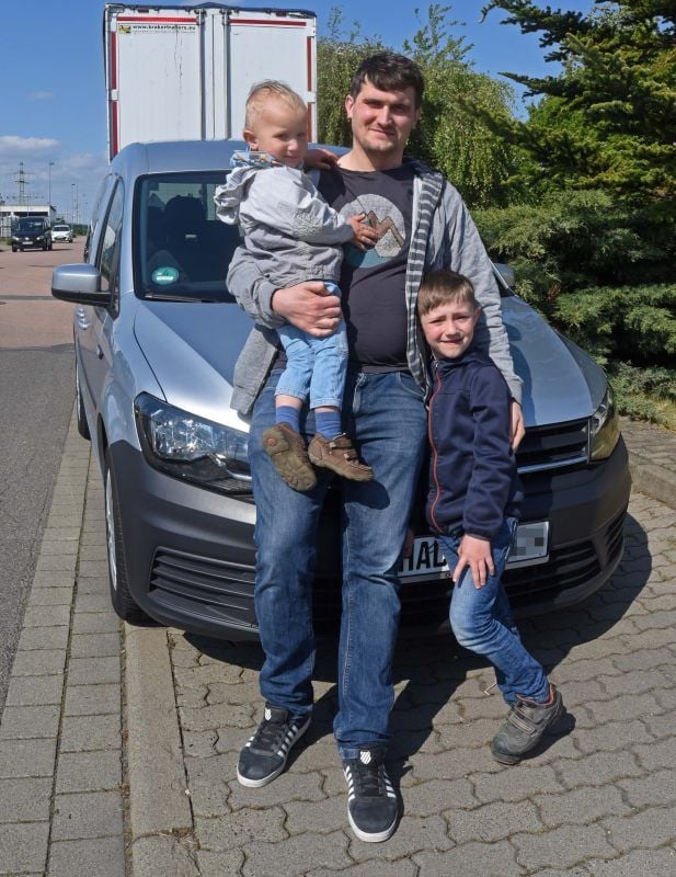 Reporter Julius Lukas mit seinen Kindern.