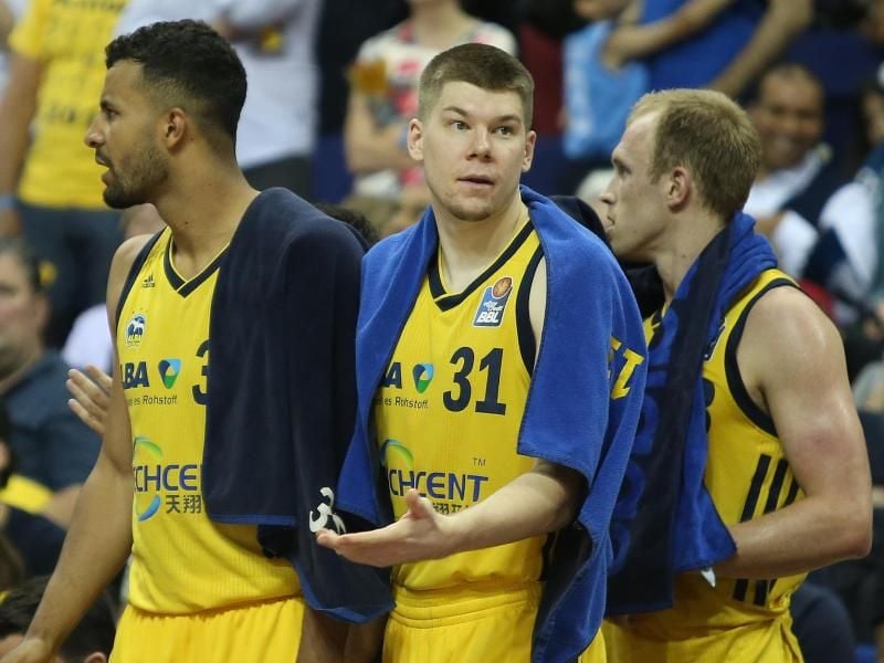 Müssen das dritte Finalspiel unbedingt gewinnen: ALBA's Johannes Thiemann (l-r), Rokas Giedraitis und Luke Sikma. Foto: Andreas Gora