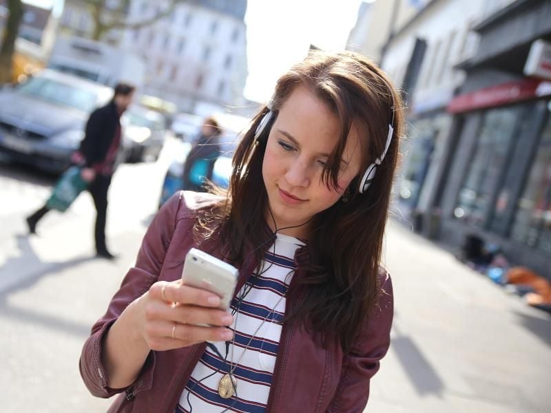Besser nicht im Straßenverkehr: Musik über Kopfhörer hören kann gefährlich sein. Foto: Mascha Brichta