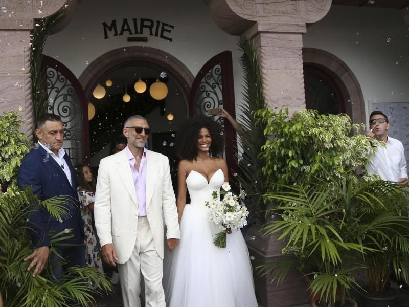 Der französische Schauspieler Vincent Cassel und das Model Tina Kunakey kommen nach ihrer Hochzeit aus dem Rathaus in Bidart. Foto: Bob Edme
