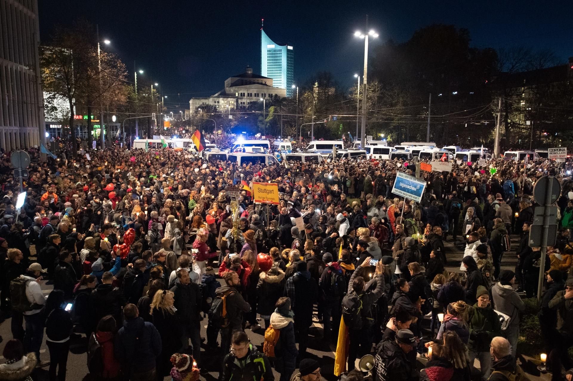 Als Reaktion auf die eskalierte „Querdenker“-Demo in Leipzig plant Sachsen eine Obergrenze für Demonstrationen.