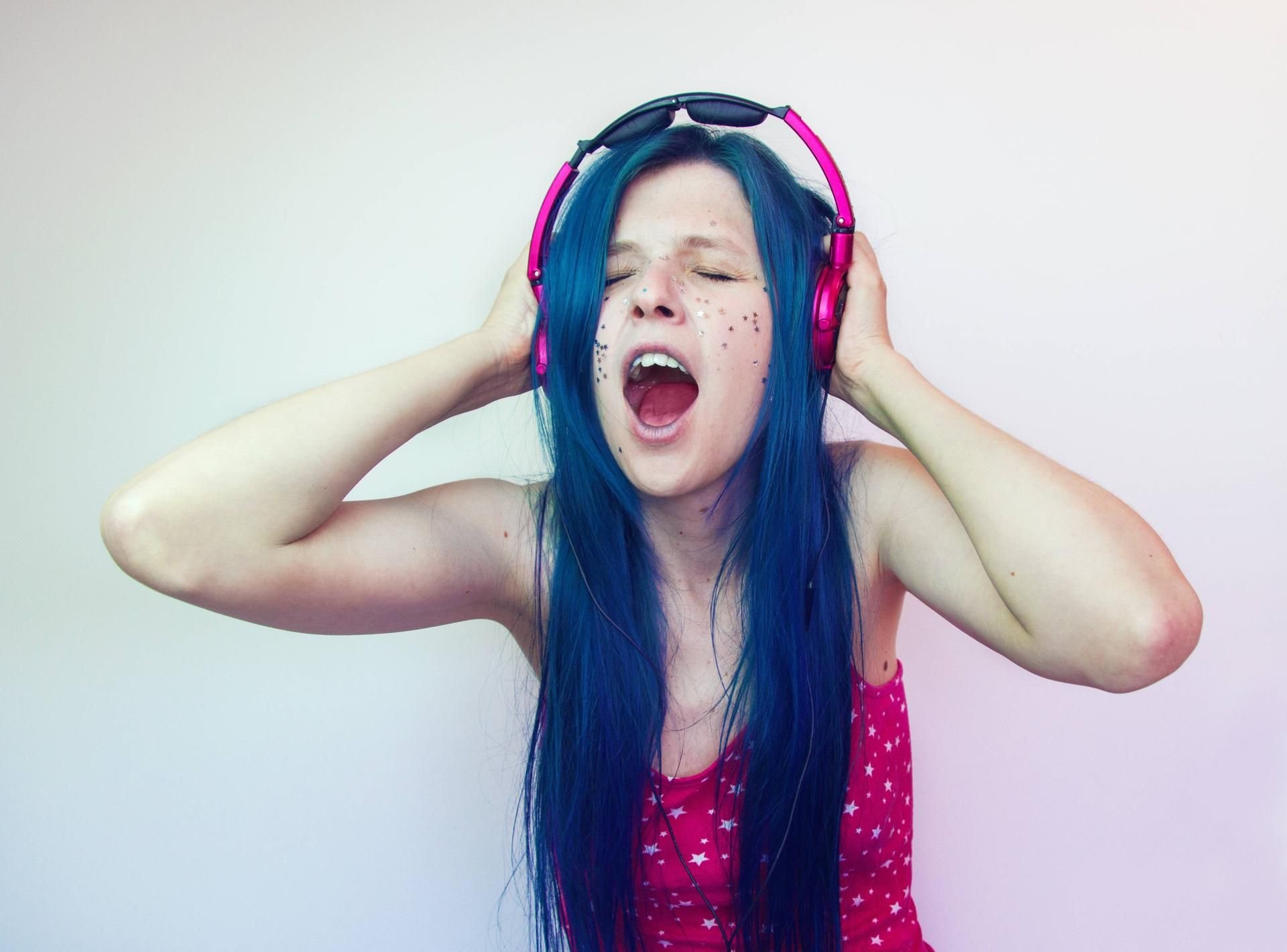 Wenn Jugendliche laute oder anstößige Musik hören, sind Eltern oft genervt. Trotzdem sollten sie die Musik nicht einfach verbieten.