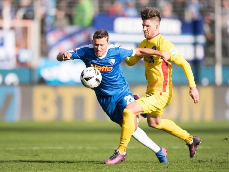 Bochums Tom Weilandt (l) und Karlsruhes Dennis Kempe kämpfen um den Ball. Foto: Marius Becker