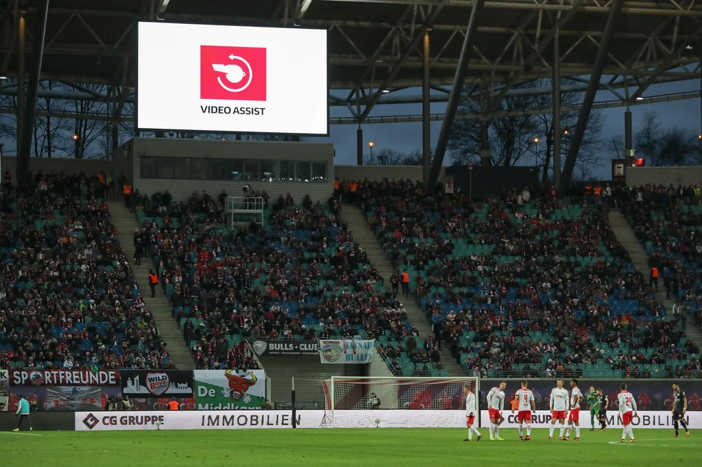 Spieler stehen während der Partie RB Leipzig - FSV Mainz 05 in der Red Bull Arena in Leipzig.
