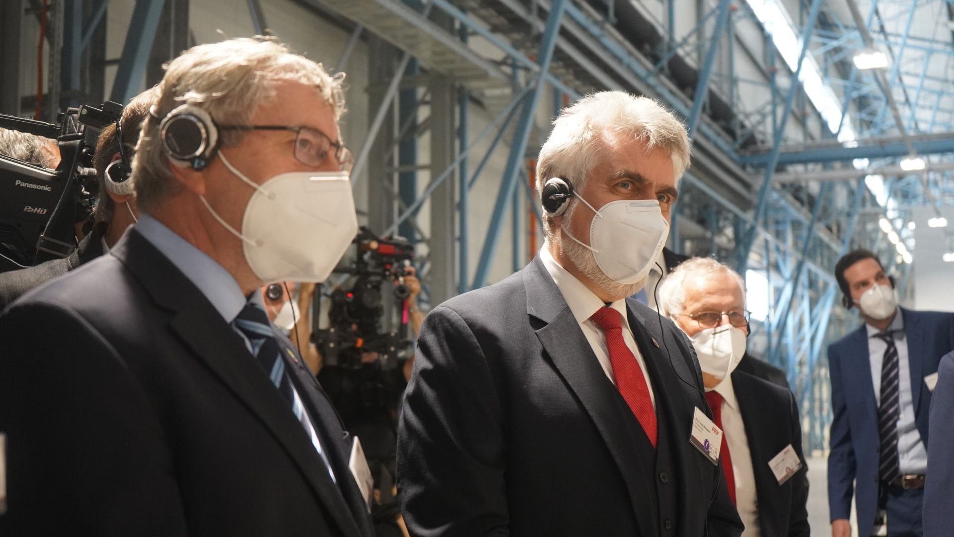 Auch Wirtschaftsminister Armin Willingmann (M.) war am Freitag Gast bei der Inbetriebnahme des neuen Entwicklungs- und Testzentrums (eDLP) der FEV-Gruppe in Sandersdorf-Brehna.