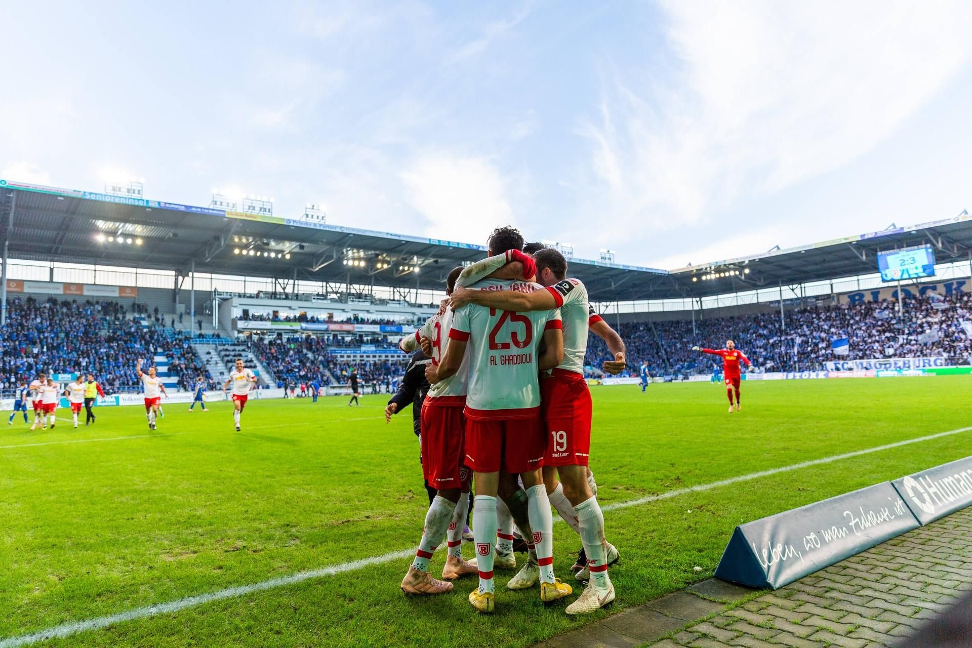 Hamadi Al Ghaddioui vom SSV Jahn Regensburg jubelt nach dem 3:2 Siegtreffer beim 1. FC Magdeburg mit seinen Kollegen.