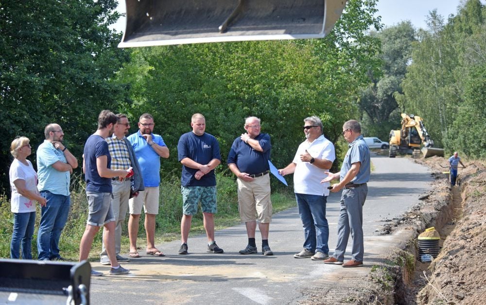Große Runde auf der Baustelle: Elf Kilometer Uferweg am Goitzsche-See erhalten eine Beleuchtungsanlage. Die Kabel werden verlegt.