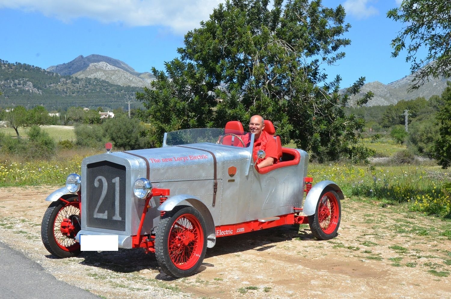 Ein sichtlich glücklicher Charly sitzt in seinem ganzen Stolz: den elektrisierten Oldtimer, den er zu gerne auf der Insel ausfährt.