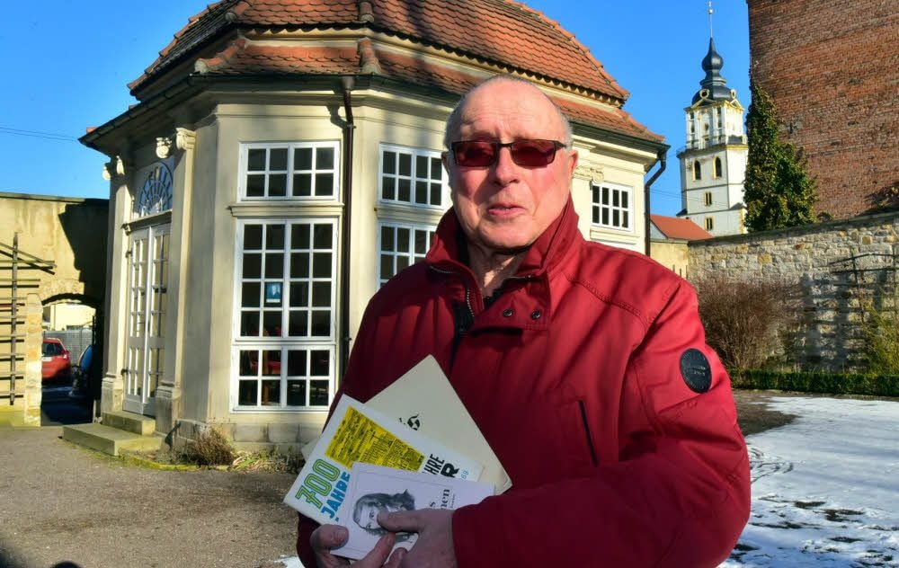 Der ehemaliger Leiter des Museums Weißenfels, Ingo Bach, präsentiert am Novalispavillon seine zahlreichen Veröffentlichung.