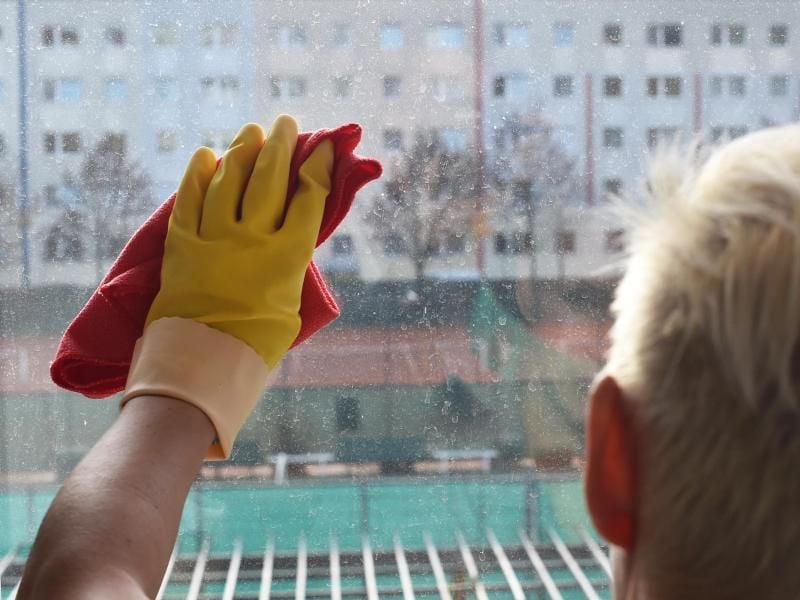 Wer zu Hause eine Haushaltshilfe beschäftigen möchte, muss sie bei der Minijob-Zentrale anmelden. Foto: Jens Kalaene