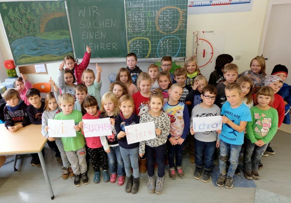 Der Wunsch der Seydaer Erst- und Zweitklässler ist deutlich zu lesen: Wir suchen einen Lehrer! Derzeit stehen der Grundschule für vier Klassen nur zwei Lehrer zur Verfügung. Das Landesschulamt Halle hat am Donnerstag Nachmittag reagiert und stockt das Personal zum 1. Dezember auf.