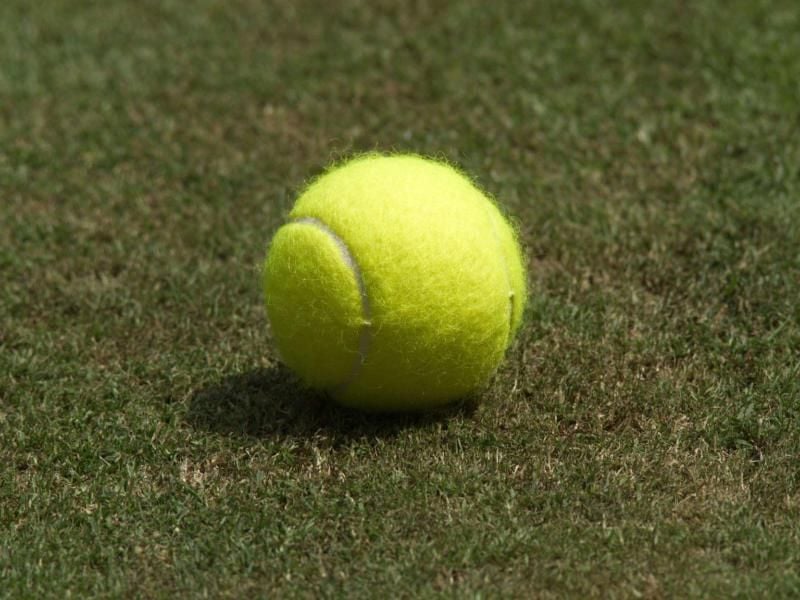 Mit Tennisbällen im Wäschetrockner werden Daunenjacken wieder fluffig und behalten ihren Isoliereffekt. Foto: Franz-Peter Tschauner
