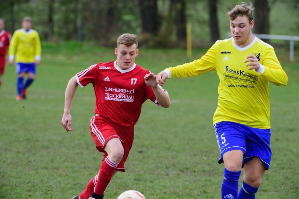 Robin Ristenbieter (l.), hier im Laufduell mit dem Nebraer Oliver Trabert, erzielte in der Partie gegen den Spitzenreiter den zwischenzeitlichen Ausgleich für den gastgebenden FSV Klosterhäseler.