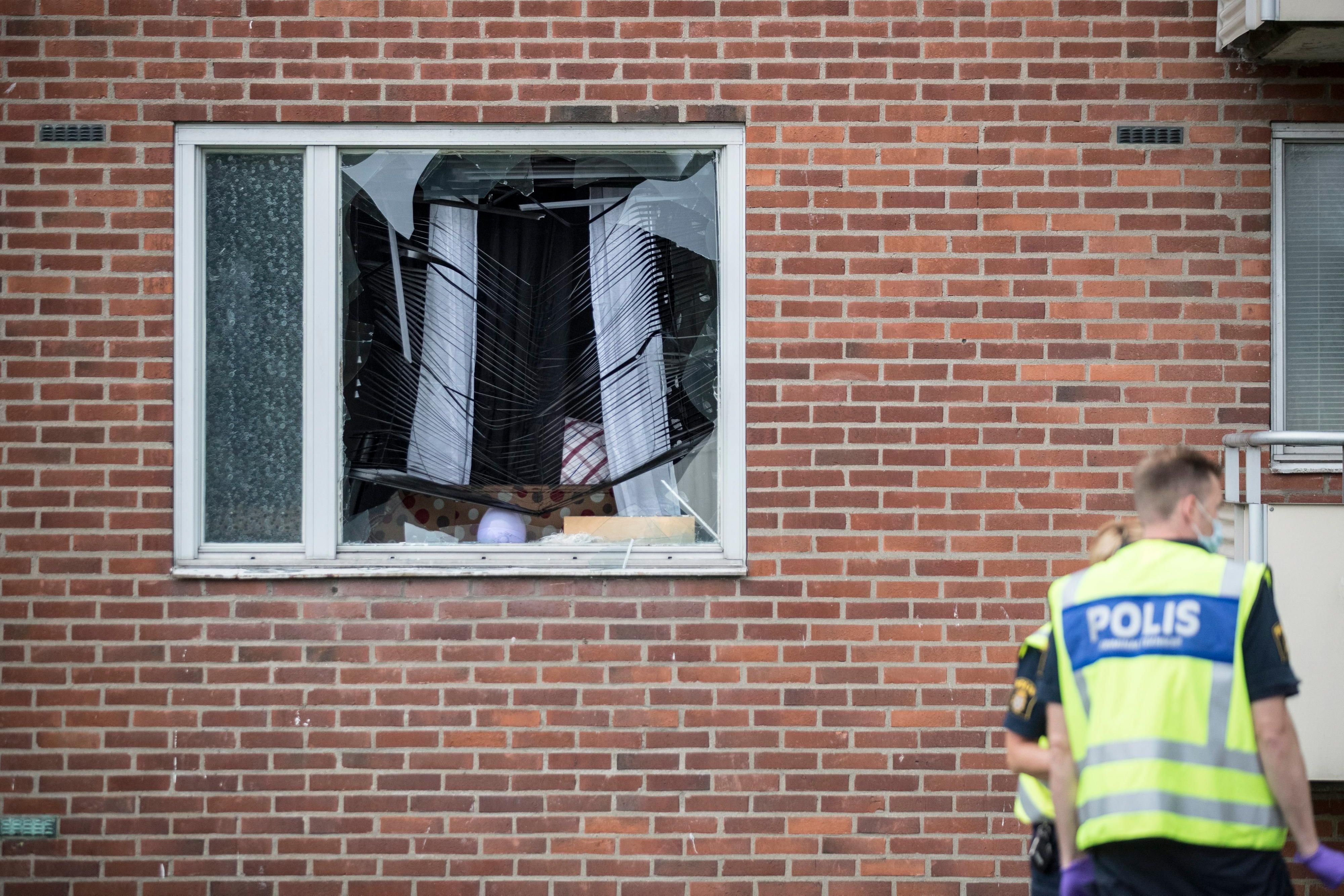 In Biskopsgardenk einem Stadtteil im schwedischen Göteborg, hat ein Unbekannter eine Handgranate durch ein Wohnzimmerfenster geworden, ein 8-Jähriger starb.