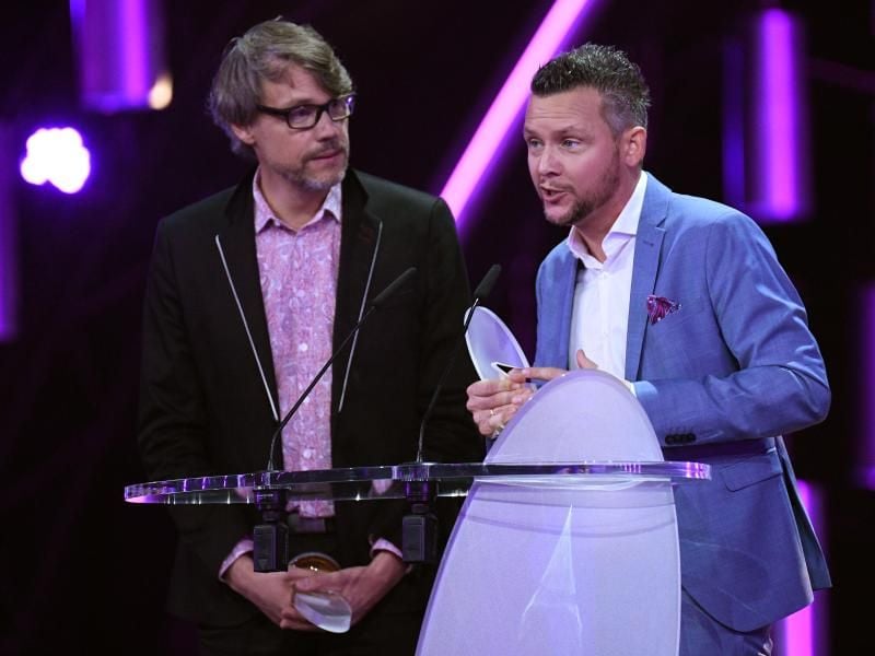 Die Komiker Tobias Sieber (r) und Christopher Sieber (l) freuen sich bei der Verleihung des Deutschen Comedypreises 2018 über die Preise in den Kategorien „Beste Satire-Show” (Mann, Siebert). Foto: Henning Kaiser