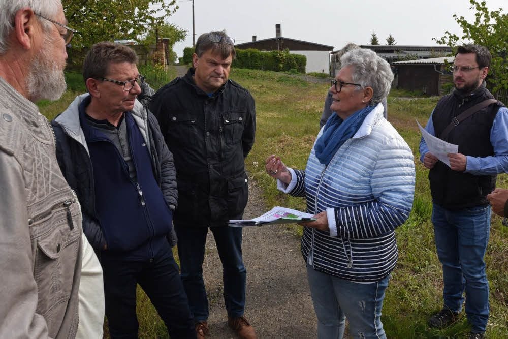 Edith Nowak im Gespräch mit Öseg-Vertretern und Vereinsmitgliedern.
