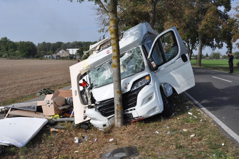 Der 25 Jahre alte Fahrer fuhr das Wohnmobil gegen einen Baum.
