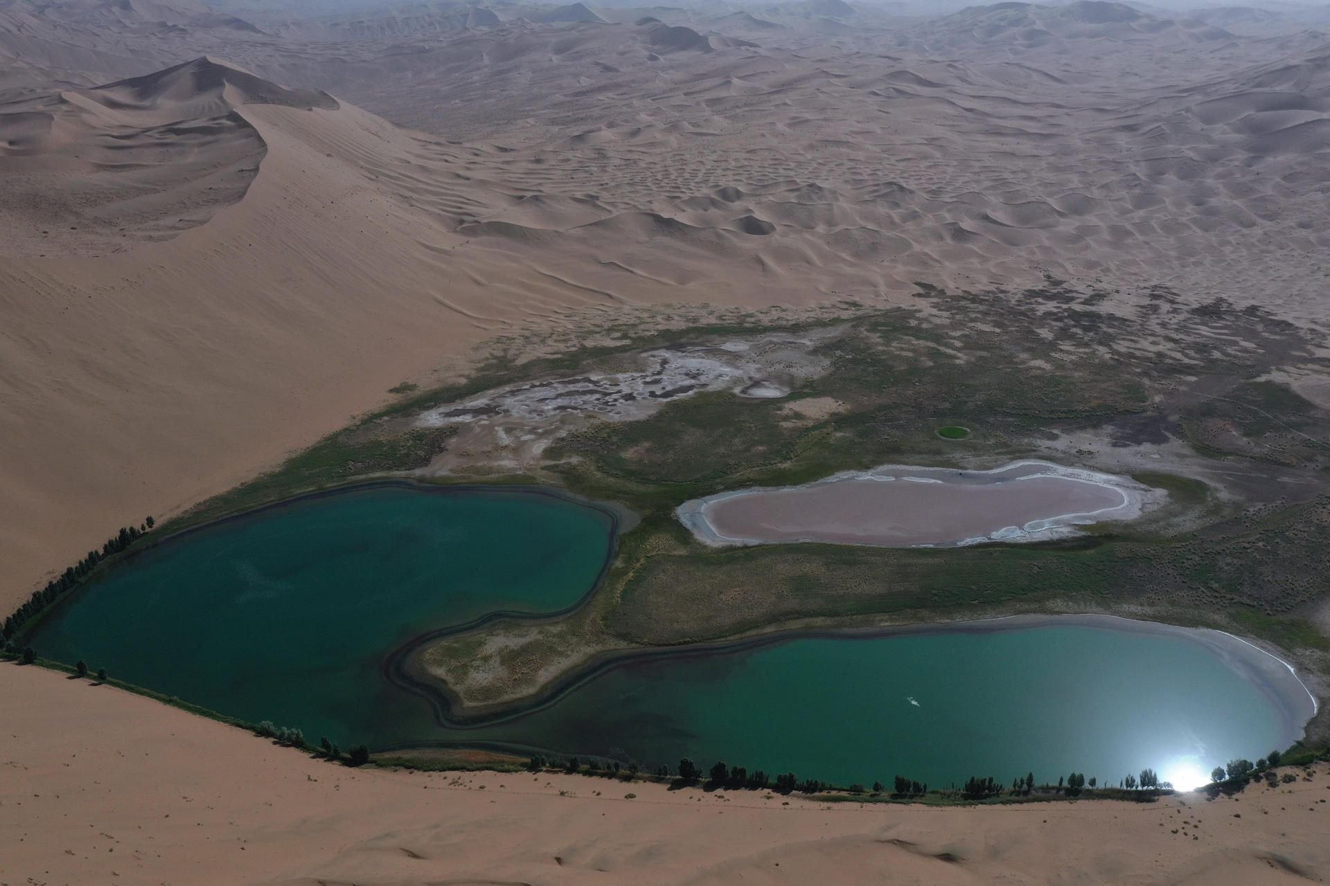 In der Badain-Jaran-Wüste im Nordwesten Chinas gibt es 144 dieser Seen. Die Hälfte von ihnen führen das ganze Jahr Wasser- trotz Wüstenumständen.