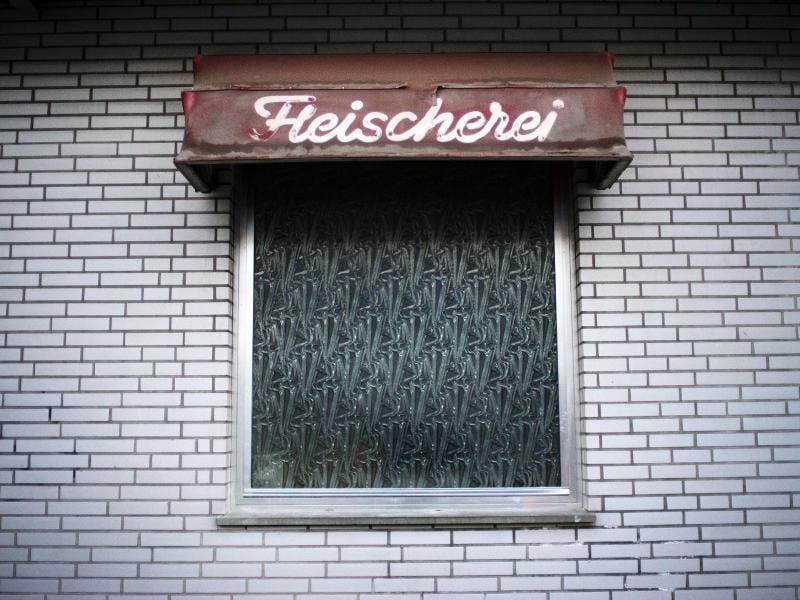 "Metzgerei" steht auf einem Schild über einem Fenster. Foto: picture alliance / Jonas Güttler/dpa/Archivbild