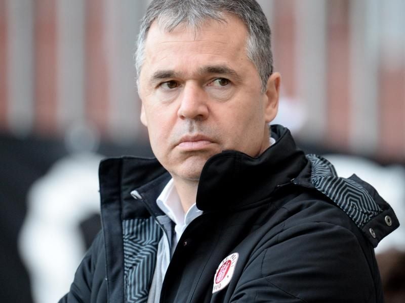 Sportdirektor des FC St. Pauli Andreas Rettig im Stadion. Foto: Daniel Reinhardt/Archiv