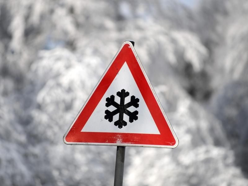 Schild warnt vor Glatteis. Foto: Uwe Zucchi/Archiv