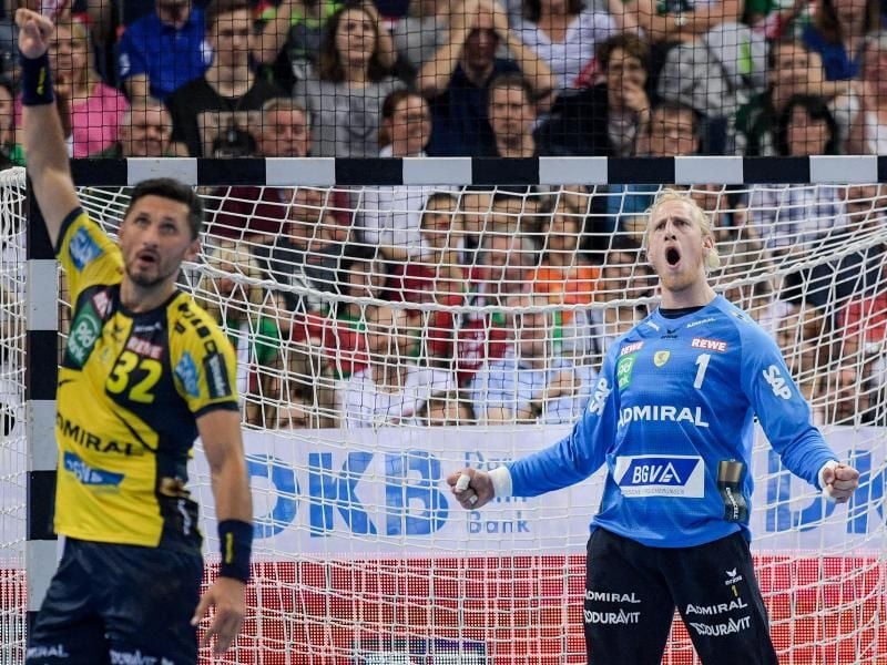 Die Rhein-Neckar Löwen Alexander Petterson (l) und Mikael Appelgren feiern einen gehaltenen Ball. Foto: Axel Heimken