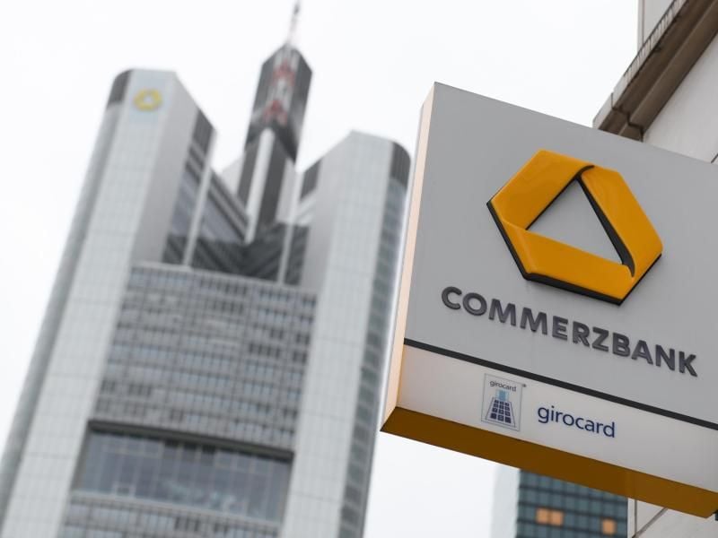 Das Schild einer Commerzbank-Filiale ist an einer Hausfassade nahe der Zentrale der Commerzbank angebracht. Foto: Arne Dedert/dpa/Archivbild