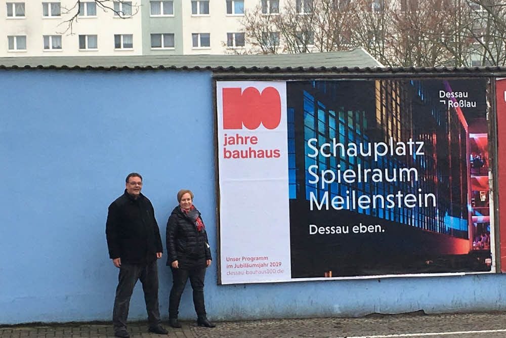Guido Fackiner und Saskia Lange vor einem Plakat in der Wolfgangstraße.