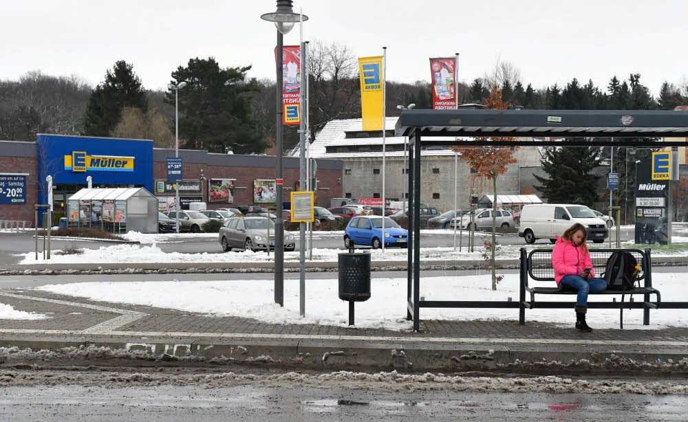 In Teuchern hat sich an verschiedenen Stellen was getan wie hier am Busbahnhof mit Blick zum neuen Edeka-Markt.
