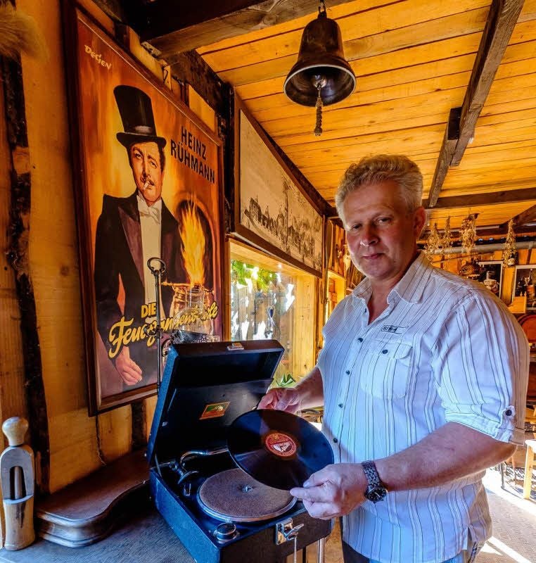 Frank Meinel sammelt Grammophone und Schellackplatten. Was die Musik betrifft, so bevorzugt der Abtsdorfer Schlager aus den 1920er und 1930er Jahren.