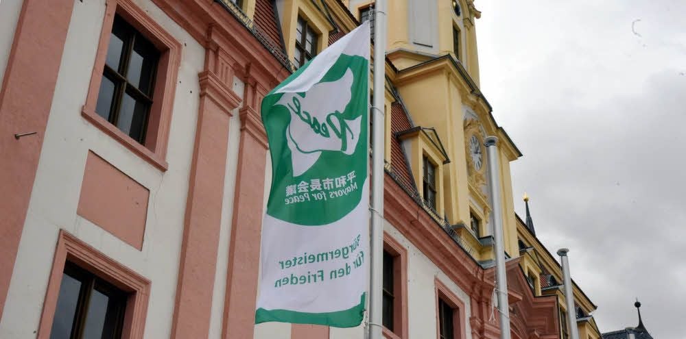 Die Friedensflagge soll ein Zeichen für nukleare Abrüstung sein.