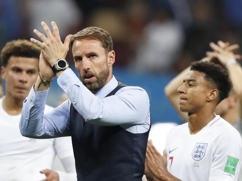 Trainer Gareth Southgate und die englischen Spieler verabschieden sich nach der Niederlage gegen Kroatien von den Fans. Foto: Rebecca Blackwell/AP