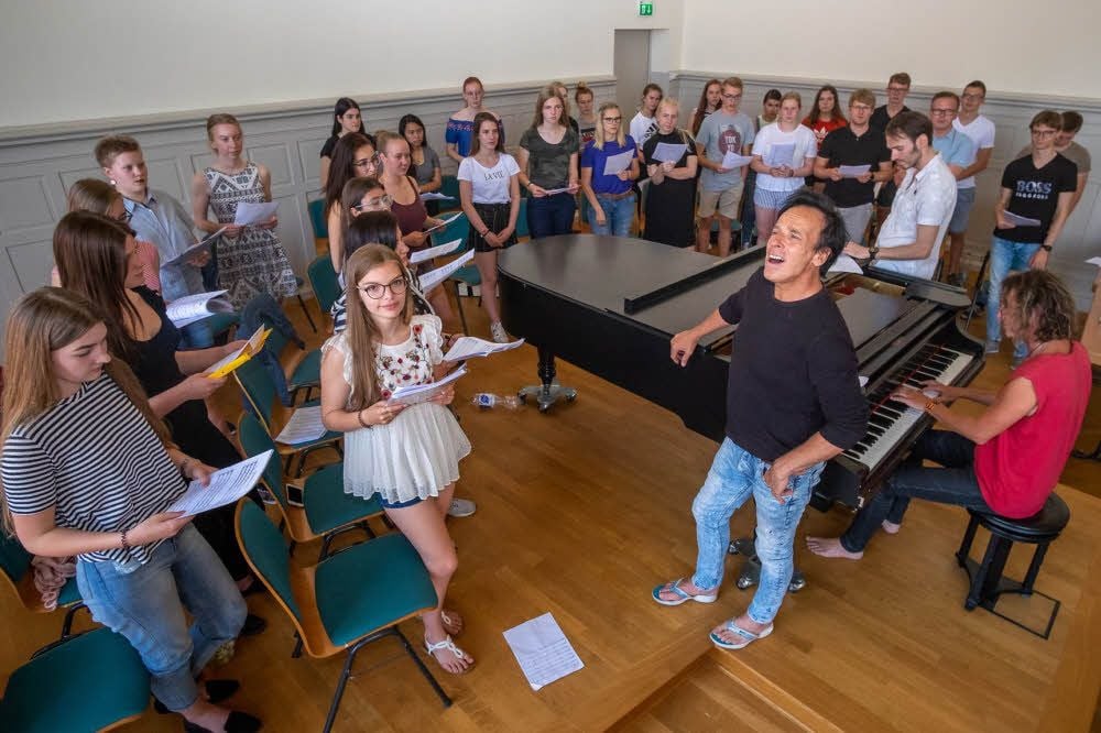 Sänger Johny Zatylny und Norbert Munser am Klavier üben gemeinsam mit dem Oberstufenchor des Zeitzer Gymnasiums. Am Sonnabend werden sie in ihre schicken Sachen steigen und als Coverband „MerQury“ die Schwarzbiernacht im Schlosspark eröffnen.